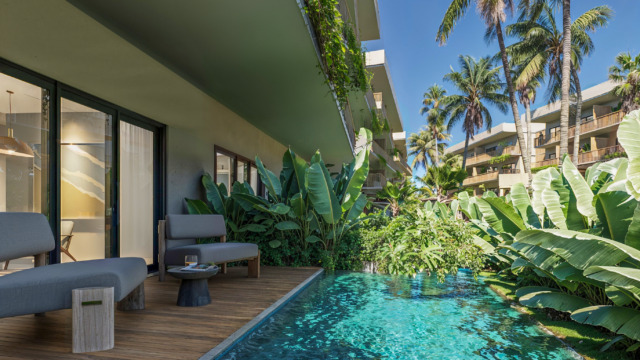 Swim Up – Kaya at Downtown_